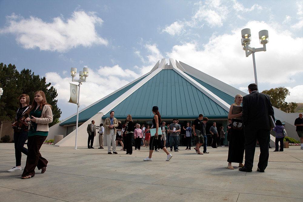 Students exit from chapel service in the CU Center.